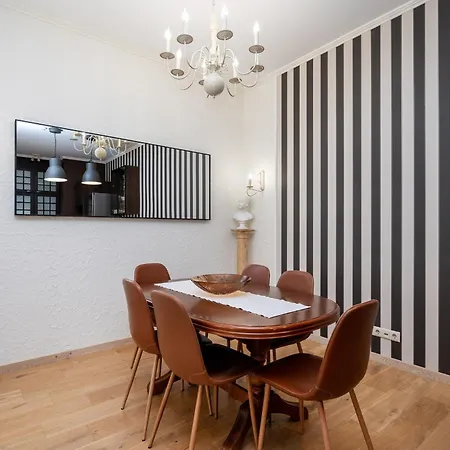 Spacious In Old Town By Reside Baltic Apartment